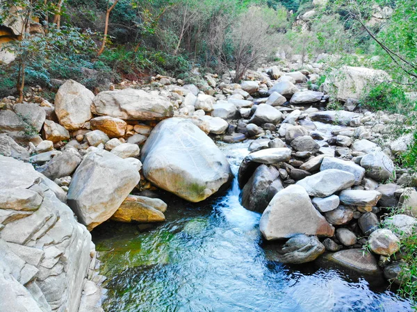 Açık Nehri Dağ taşlarla. Yeşil orman manzara akan nehir dağ. Dağlarda vahşi nehir. Doğal rezerv Nehri'nin güzel doğal sahne. Miyun, Beijing, Çin