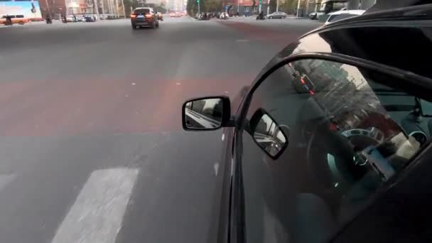 Görünüm Penceresi Sürücü Arabanın Içindeki Yansıması Ile Aracın Yan Görünümden — Stok video