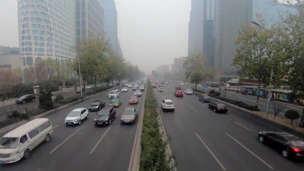 Aşırı Kirli Gri Gün Boyunca Beijing Yüzük Yolda Ağır Trafik — Stok video