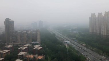 Üstten görünüm karayolu şiddetli hava kirliliği, sis ve pus Beijing City, Çin ile. Hava kirliliği Pekin, Çin, ciddi bir sorun olduğunu 2018, 10 Temmuz