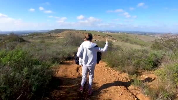 Jovem Caminhante Esportivo Escalando Montanha Negra San Diego Califórnia Eua — Vídeo de Stock
