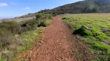 San Diego, Kaliforniya, ABD kara dağın tepesine yürüyüş küçük yolları. Küçük yol ve hiking trail, yukarı veya aşağı dağ güneşli mavi gün boyunca gitmek için yol