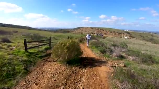 Jonge Vrouw Sportieve Wandelaar Klimmen Black Mountain San Diego California — Stockvideo