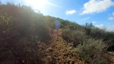 San Diego, Kaliforniya, ABD kara dağ tırmanma genç kadın sportif uzun yürüyüşe çıkan kimse. Kadın uzun yürüyüşe çıkan kimse mavi güneşli gün boyunca dağın yukarı ve aşağı gidiyor. sportif ve sağlıklı yaşam konsepti.