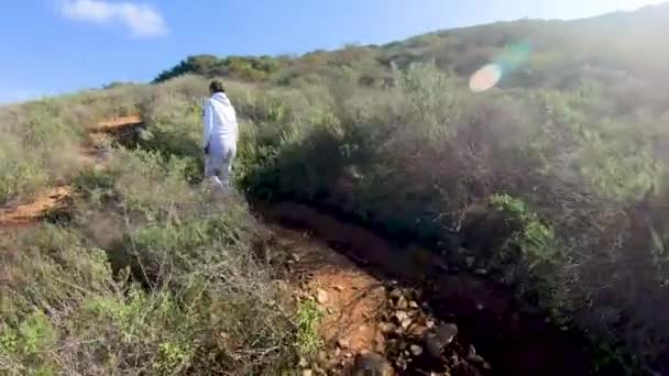 Ung Kvinna Sportig Hiker Klättring Det Svarta Berget San Diego — Stockvideo