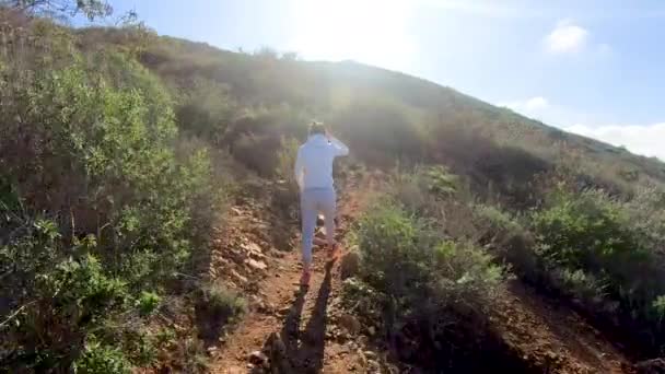 Ung Kvinna Sportig Hiker Klättring Det Svarta Berget San Diego — Stockvideo