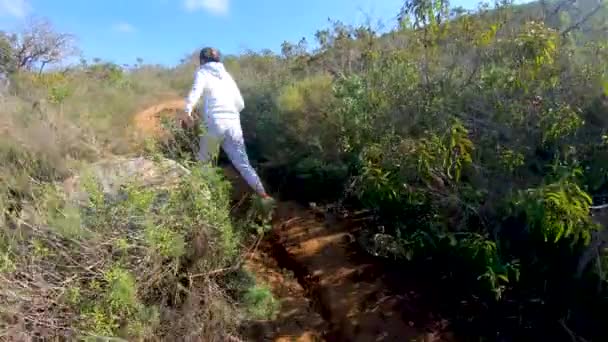 Joven Excursionista Deportiva Escalando Montaña Negra San Diego California Mujer — Vídeos de Stock