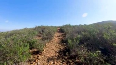 San Diego, Kaliforniya, ABD kara dağın tepesine yürüyüş küçük yolları. Küçük yol ve hiking trail, yukarı veya aşağı dağ güneşli mavi gün boyunca gitmek için yol