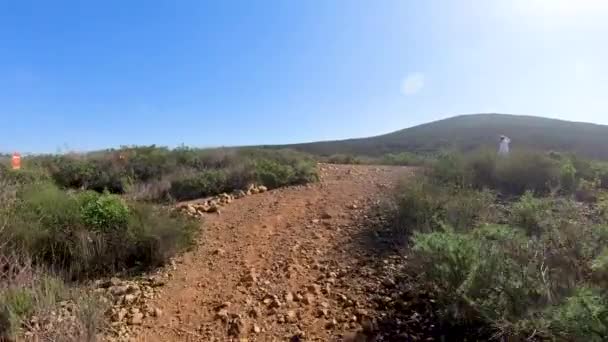 Joven Excursionista Deportiva Escalando Montaña Negra San Diego California Mujer — Vídeo de stock