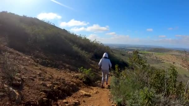 Młoda Kobieta Sportowy Turysta Wspinaczka Czarną Górę San Diego California — Wideo stockowe