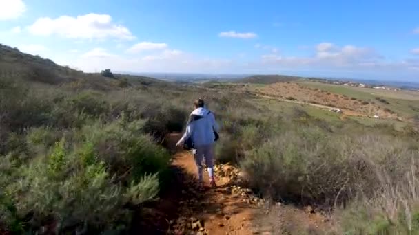 Jeune Femme Randonneuse Sportive Escalade Sur Montagne Noire San Diego — Video