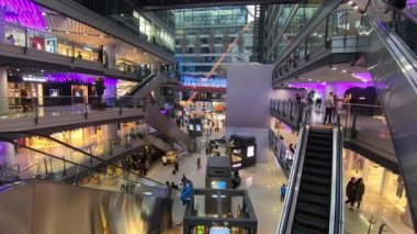 Sukut Parkview Green'in Alışveriş Merkezi Pekin Uluslararası hızlı moda yüksek kaliteli lüks markalar ile zaman. Timelapse alışveriş merkezi ile ziyaretçi. Pekin, Çin 2018/12/06