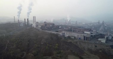 Büyük China.Air kirliliği duman bacaları dışarı geliyor tarafından fabrikada hava görünümünü. Kömür fosil yakıt enerji santrali bacalardan karbondioksit kirliliği yayarlar. Chengde, Çin. 