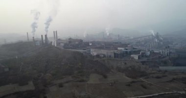 Büyük China.Air kirliliği duman bacaları dışarı geliyor tarafından fabrikada hava görünümünü. Kömür fosil yakıt enerji santrali bacalardan karbondioksit kirliliği yayarlar. Chengde, Çin. 