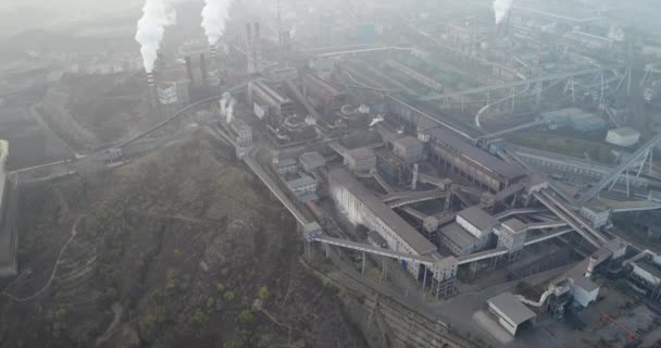 煙突から出てくる煙で China Air の汚染の大きな工場の空撮 石炭火力発電所の煙突は 二酸化炭素の大気汚染を生成します 承徳市 — ストック動画