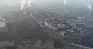 Büyük China.Air kirliliği duman bacaları dışarı geliyor tarafından fabrikada hava görünümünü. Kömür fosil yakıt enerji santrali bacalardan karbondioksit kirliliği yayarlar. Chengde, Çin. 