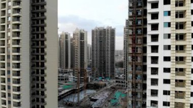 Büyük bina siteleri inşaat vinçler ile hava görünümünü. Şehir Tianjin Çin parçası gelişmekte olan inşaat yapı taşları daire. Emlak inşaat alanında.