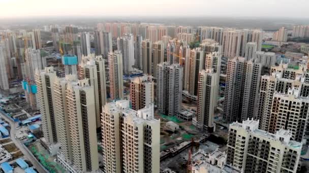 Vista Aérea Obras Masivas Construcción Con Grúa Torre Edificio Bloques — Vídeo de stock