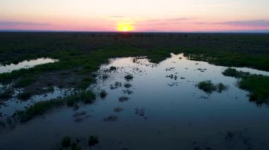 Günbatımı güzel turuncu güneş ile sırasında havadan görünümü Ailik Gölü. Sincan Uygur Özerk Bölgesi, Çin göle Ailik veya aylık göldür.