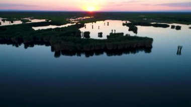 Günbatımı güzel turuncu güneş ile sırasında havadan görünümü Ailik Gölü. Sincan Uygur Özerk Bölgesi, Çin göle Ailik veya aylık göldür.