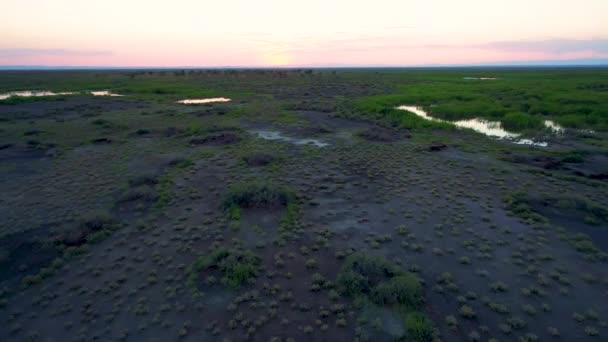 Αεροφωτογραφία Του Ailik Lake Κατά Ηλιοβασίλεμα Όμορφο Πορτοκαλί Ήλιο Λίμνη — Αρχείο Βίντεο