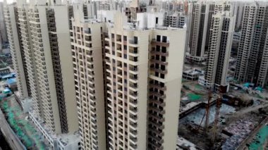 Büyük bina siteleri inşaat vinçler ile hava görünümünü. Şehir Tianjin Çin parçası gelişmekte olan inşaat yapı taşları daire. Emlak inşaat alanında.