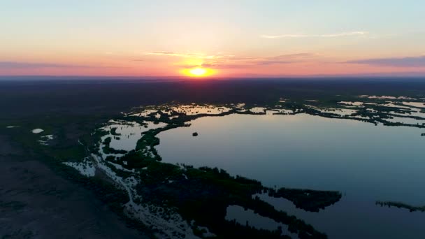 美しいオレンジ色の太陽と日没時に Ailik 湖の眺め Ailik または Aylik の湖は新疆ウイグル中国自治地域の湖 — ストック動画