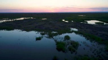 Günbatımı güzel turuncu güneş ile sırasında havadan görünümü Ailik Gölü. Sincan Uygur Özerk Bölgesi, Çin göle Ailik veya aylık göldür.