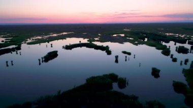 Günbatımı güzel turuncu güneş ile sırasında havadan görünümü Ailik Gölü. Sincan Uygur Özerk Bölgesi, Çin göle Ailik veya aylık göldür.