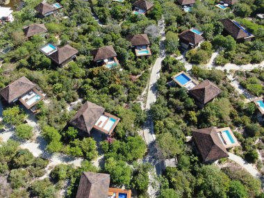 Havadan görünümü tropikal orman içinde yüzme havuzlu lüks Villa. Palmiye ağaçlarının yanında sahil tropikal bahçe arasında yüzme havuzlu özel tropikal villa. Praia de Forte, Bahia, Brezilya