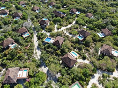 Havadan görünümü tropikal orman içinde yüzme havuzlu lüks Villa. Palmiye ağaçlarının yanında sahil tropikal bahçe arasında yüzme havuzlu özel tropikal villa. Praia de Forte, Bahia, Brezilya