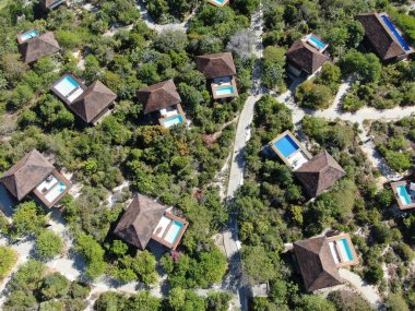 Havadan görünümü tropikal orman içinde yüzme havuzlu lüks Villa. Palmiye ağaçlarının yanında sahil tropikal bahçe arasında yüzme havuzlu özel tropikal villa. Praia de Forte, Bahia, Brezilya