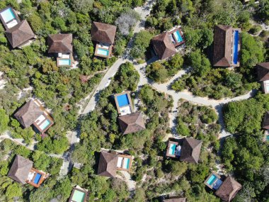 Havadan görünümü tropikal orman içinde yüzme havuzlu lüks Villa. Palmiye ağaçlarının yanında sahil tropikal bahçe arasında yüzme havuzlu özel tropikal villa. Praia de Forte, Bahia, Brezilya