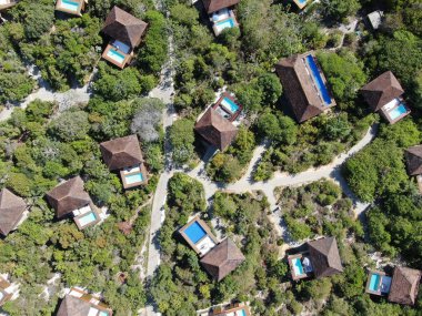 Havadan görünümü tropikal orman içinde yüzme havuzlu lüks Villa. Palmiye ağaçlarının yanında sahil tropikal bahçe arasında yüzme havuzlu özel tropikal villa. Praia de Forte, Bahia, Brezilya