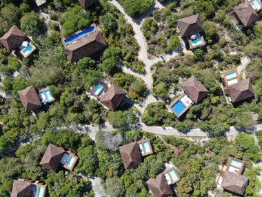 Havadan görünümü tropikal orman içinde yüzme havuzlu lüks Villa. Palmiye ağaçlarının yanında sahil tropikal bahçe arasında yüzme havuzlu özel tropikal villa. Praia de Forte, Bahia, Brezilya