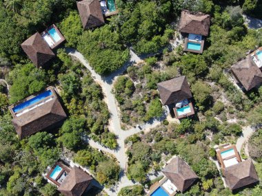 Havadan görünümü tropikal orman içinde yüzme havuzlu lüks Villa. Palmiye ağaçlarının yanında sahil tropikal bahçe arasında yüzme havuzlu özel tropikal villa. Praia de Forte, Bahia, Brezilya