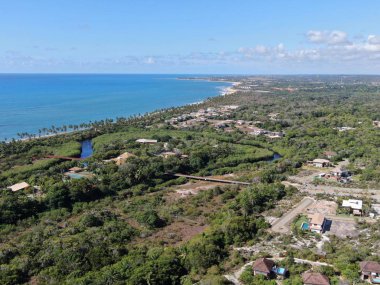 Praia hava görünümünü Forte, Bahia, Brezilya sahil şeridi ve tropikal orman var. Praia Forte plaj ve kıyı köyü Bahia ve Brezilya devlet. Popüler seyahat hedef, kuzeydoğu Brezilya.