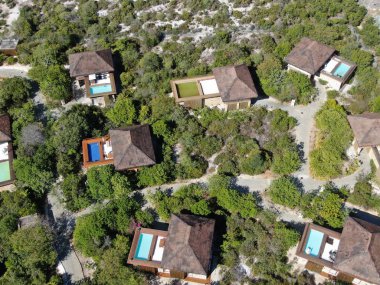 Havadan görünümü tropikal orman içinde yüzme havuzlu lüks Villa. Palmiye ağaçlarının yanında sahil tropikal bahçe arasında yüzme havuzlu özel tropikal villa. Praia de Forte, Bahia, Brezilya