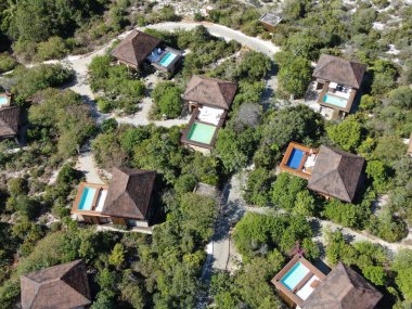 Havadan görünümü tropikal orman içinde yüzme havuzlu lüks Villa. Palmiye ağaçlarının yanında sahil tropikal bahçe arasında yüzme havuzlu özel tropikal villa. Praia de Forte, Bahia, Brezilya