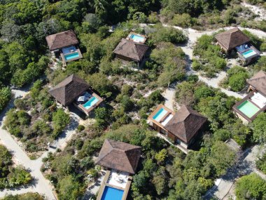 Havadan görünümü tropikal orman içinde yüzme havuzlu lüks Villa. Palmiye ağaçlarının yanında sahil tropikal bahçe arasında yüzme havuzlu özel tropikal villa. Praia de Forte, Bahia, Brezilya