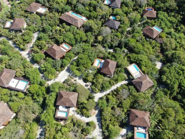 Havadan görünümü tropikal orman içinde yüzme havuzlu lüks Villa. Palmiye ağaçlarının yanında sahil tropikal bahçe arasında yüzme havuzlu özel tropikal villa. Praia de Forte, Bahia, Brezilya