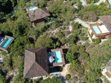 Havadan görünümü tropikal orman içinde yüzme havuzlu lüks Villa. Palmiye ağaçlarının yanında sahil tropikal bahçe arasında yüzme havuzlu özel tropikal villa. Praia de Forte, Bahia, Brezilya