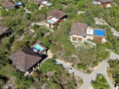 Havadan görünümü tropikal orman içinde yüzme havuzlu lüks Villa. Palmiye ağaçlarının yanında sahil tropikal bahçe arasında yüzme havuzlu özel tropikal villa. Praia de Forte, Bahia, Brezilya