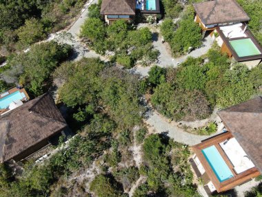 Havadan görünümü tropikal orman içinde yüzme havuzlu lüks Villa. Palmiye ağaçlarının yanında sahil tropikal bahçe arasında yüzme havuzlu özel tropikal villa. Praia de Forte, Bahia, Brezilya