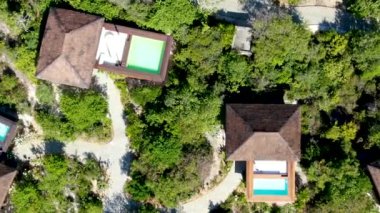 Havadan görünümü tropikal orman içinde yüzme havuzlu lüks Villa. Palmiye ağaçlarının yanında sahil tropikal bahçe arasında yüzme havuzlu özel tropikal villa. Praia de Forte, Bahia, Brezilya
