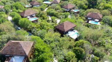 Havadan görünümü tropikal orman içinde yüzme havuzlu lüks Villa. Palmiye ağaçlarının yanında sahil tropikal Bahçe arasında yüzme havuzlu özel tropikal villa. Praia Forte, Bahia, Brezilya