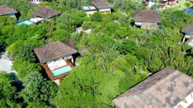 Havadan görünümü tropikal orman içinde yüzme havuzlu lüks Villa. Palmiye ağaçlarının yanında sahil tropikal Bahçe arasında yüzme havuzlu özel tropikal villa. Praia Forte, Bahia, Brezilya