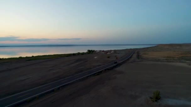 Flygfoto Över Bil Körning Solnedgången Tom Väg Mitten Öknen Nästa — Stockvideo