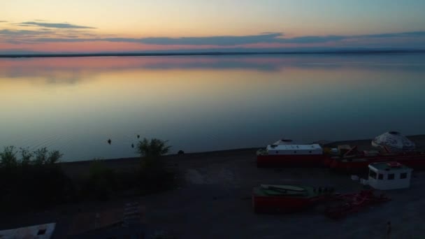 ボート 日没時に Ailik または Aylik 新疆ウイグル中国自治地域を泳ぐ人たちの空撮 2107 — ストック動画