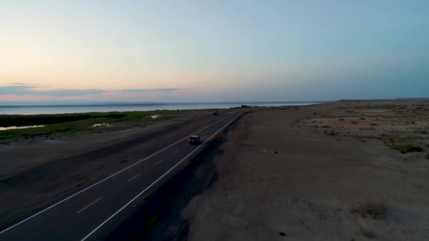 Luchtfoto Van Auto Rijden Tijdens Zonsondergang Een Lege Weg Het — Stockvideo